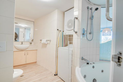 Grand Palais Boolarong Beachside Apartments - Accommodation Georgetown 5