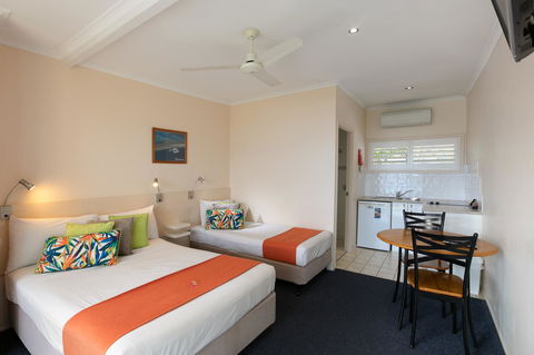 Sunlit Waters Studio Apartments - Accommodation Georgetown 21