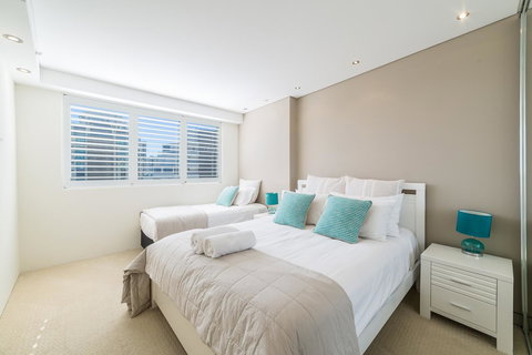 The Meriton Apartments On Main Beach - Accommodation Georgetown 6