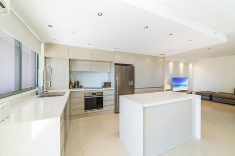 The Meriton Apartments On Main Beach - Accommodation Georgetown 9