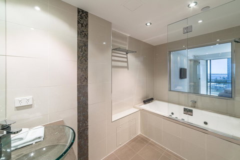 The Meriton Apartments On Main Beach - Accommodation Georgetown 8