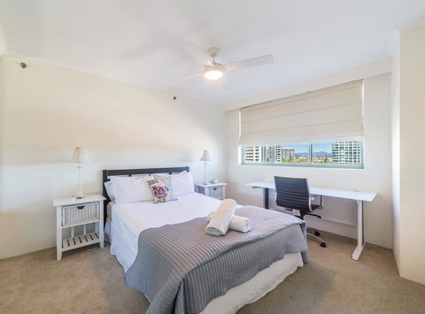 The Meriton Apartments On Main Beach - Accommodation Georgetown 11