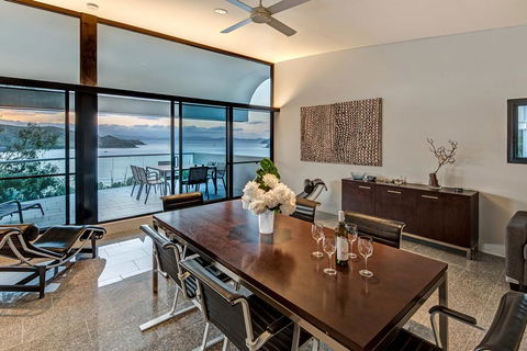 Waves 3 Luxury 3 Bedroom Endless Ocean Views Central Location + Buggy - Accommodation Georgetown 2