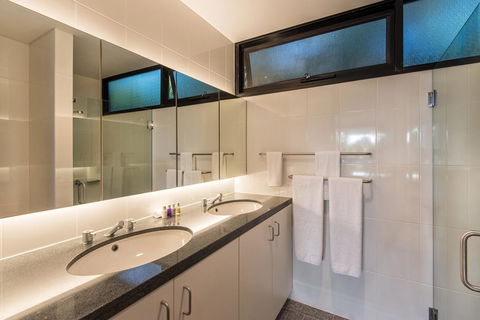 Waves 3 Luxury 3 Bedroom Endless Ocean Views Central Location + Buggy - Accommodation Georgetown 1