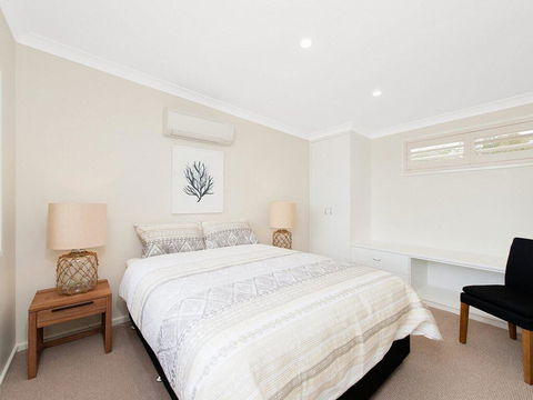 Whispering Sands', 10 Sandy Point Road - Luxury Waterfront Home With Aircon, WIFI & Foxtel - Accommodation Georgetown 3