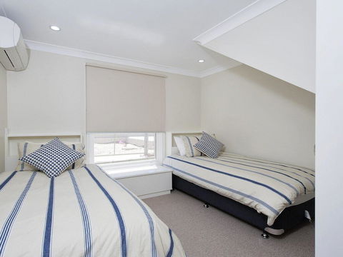 Whispering Sands', 10 Sandy Point Road - Luxury Waterfront Home With Aircon, WIFI & Foxtel - Accommodation Georgetown 2