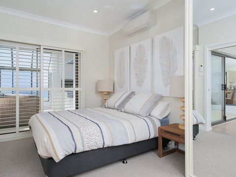 Whispering Sands', 10 Sandy Point Road - Luxury Waterfront Home With Aircon, WIFI & Foxtel - Accommodation Georgetown 1