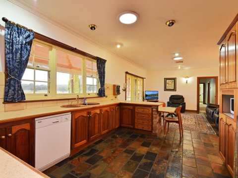 Wine Country Homestead 4-6br House - Accommodation Georgetown 2