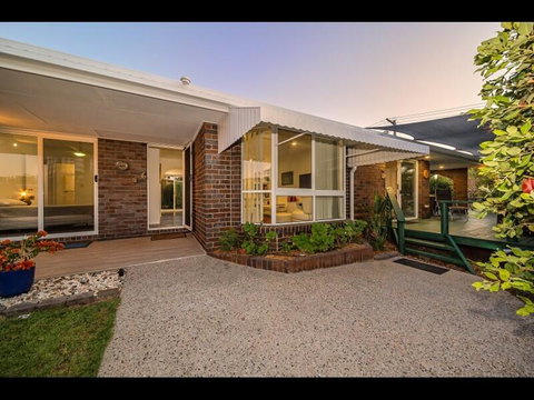 Woorim Secluded Palms Cottage - Accommodation Georgetown 0