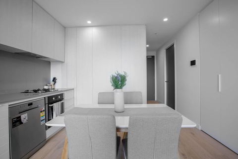 Grey Style, Simple And Cozy Apt@Parkville+Carpark - Accommodation Georgetown 1