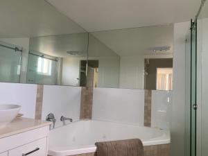 Breathtaking Views Over Currimundi Lake! - Accommodation Georgetown 4