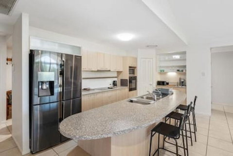 4 Bedroom Spacious Cozy Family Retreat Parkinson - Accommodation Georgetown 0