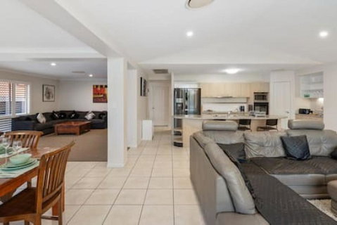 4 Bedroom Spacious Cozy Family Retreat Parkinson - Accommodation Georgetown 1