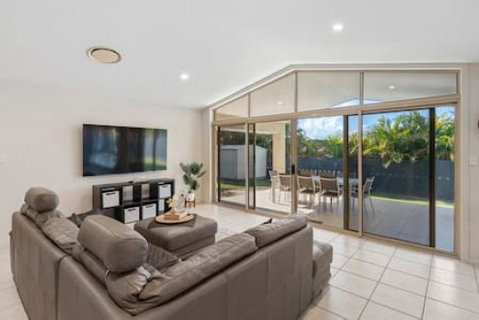 4 Bedroom Spacious Cozy Family Retreat Parkinson - Accommodation Georgetown 2