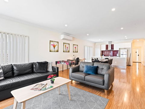 3br 2 Bth No Stairs Aircon Big Athelstone Home - Accommodation Georgetown 1