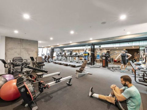 A Chic 2BR Apt Near Southern Cross, With Secure Parking - Accommodation Georgetown 3