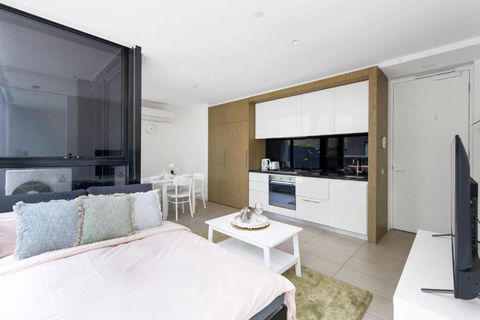 A Chic Apt With A Large Balcony Next To Grand Prix - Accommodation Georgetown 1