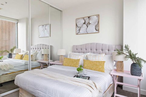 A Cozy 2BR Apt On Collins Near Flinders Station - Accommodation Georgetown 0