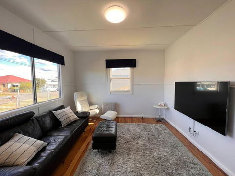 A Delightful Two-bedroom Cottage On Toowoon Bay. - Accommodation Georgetown 0