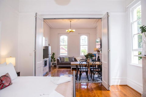 A Designer Apartment With Classic Heritage Details - Accommodation Georgetown 1