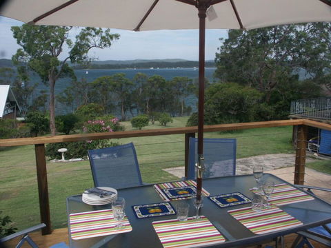 A LAKEHOUSE ESCAPE - A Waterfront Reserve On Shores Of Lake Macquarie - Accommodation Georgetown 1