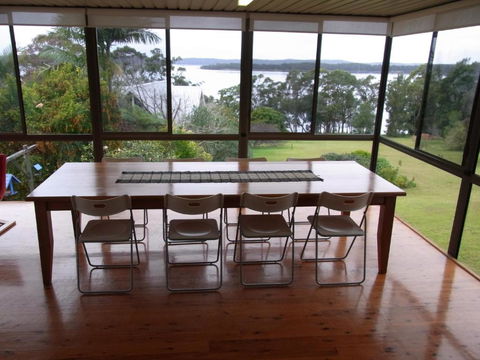 A LAKEHOUSE ESCAPE - A Waterfront Reserve On Shores Of Lake Macquarie - Accommodation Georgetown 3
