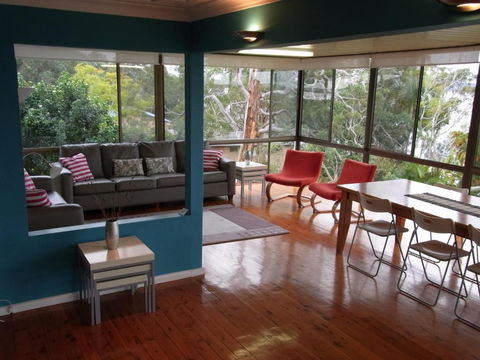 A LAKEHOUSE ESCAPE - A Waterfront Reserve On Shores Of Lake Macquarie - Accommodation Georgetown 2