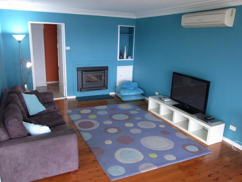 A LAKEHOUSE ESCAPE - A Waterfront Reserve On Shores Of Lake Macquarie - Accommodation Georgetown 4