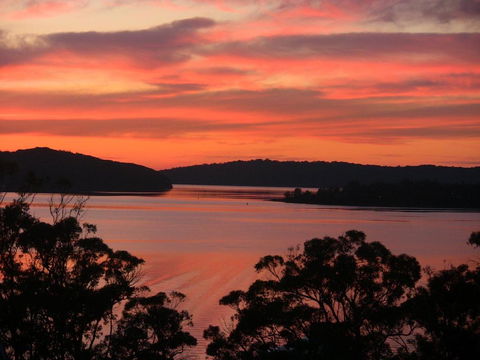 A LAKEHOUSE ESCAPE - A Waterfront Reserve On Shores Of Lake Macquarie - Accommodation Georgetown 0