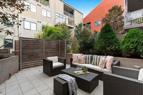 A Spacious 2BR Apt With A Courtyard & FREE Parking - Accommodation Georgetown 2