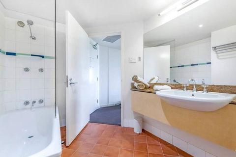 A Waterview Oasis On The Esplanade With Pool - Accommodation Georgetown 4