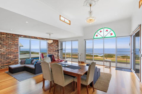 Absolute Bay Frontage With Open Fire And Spa Bath - Accommodation Georgetown 0