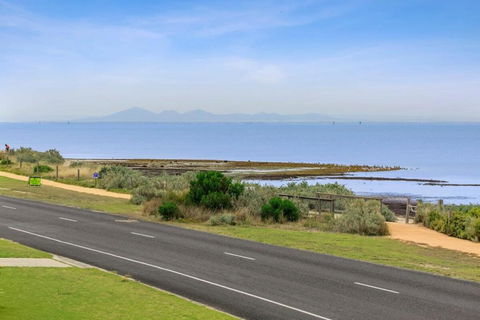 Absolute Bay Frontage With Open Fire And Spa Bath - Accommodation Georgetown 2