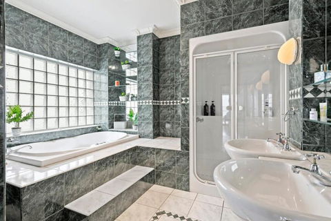 Absolute Bay Frontage With Open Fire And Spa Bath - Accommodation Georgetown 3