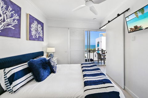 Absolute Beachfront Rolling Surf Resort - Accommodation Georgetown 2