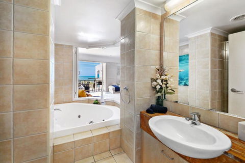 Absolute Beachfront Rolling Surf Resort - Accommodation Georgetown 3