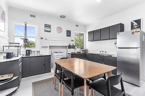 Absolute Beachfront Views Apollo Bay - Accommodation Georgetown 2