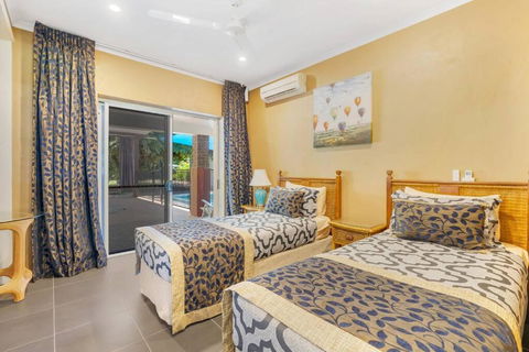 Absolute Beachfront WongaBelle- Pet Friendly - Accommodation Georgetown 2