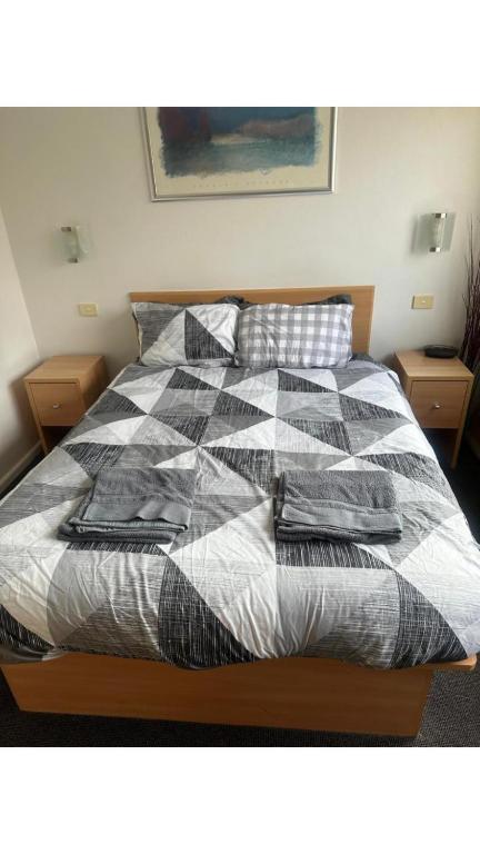 Acland Street Studio Apartment FREE PARKING - Accommodation Georgetown 0