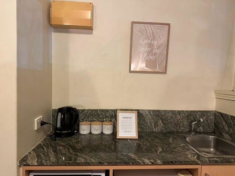 Acland Street Studio Apartment FREE PARKING - Accommodation Georgetown 3