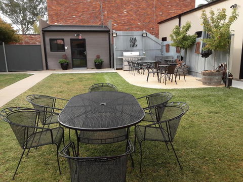 Adelphi Apartment 2- Poolside Or Apartment 2A- King Studio - Accommodation Georgetown 3