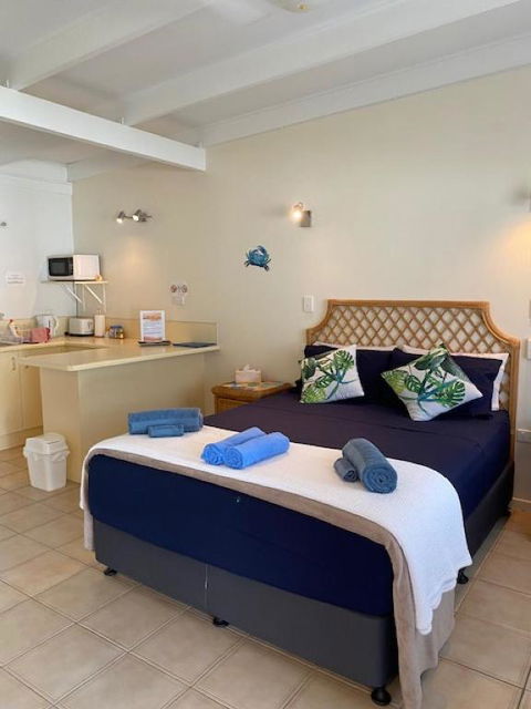 AFFORDABLE ISLAND ESCAPE! Queen Studio, Nelly Bay - Accommodation Georgetown 1