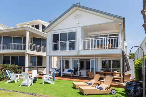 Absolute Beachfront Family Size Home - Accommodation Georgetown 1