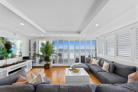 Absolute Beachfront Apartment 3B Pool Spa - Accommodation Georgetown 2