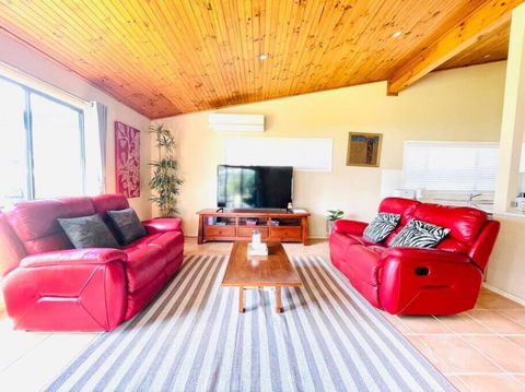 Aircabin - Tuggerawong - Lake Front - 3 Beds House - Accommodation Georgetown 2
