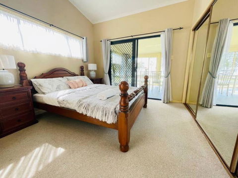 Aircabin - Tuggerawong - Lake Front - 3 Beds House - Accommodation Georgetown 3