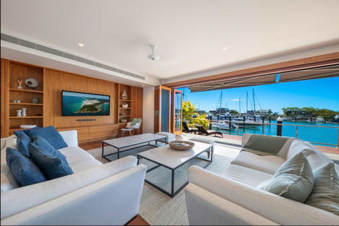 Airlie Beach Marina-Front Luxury At 10 The Cove - Accommodation Georgetown 0