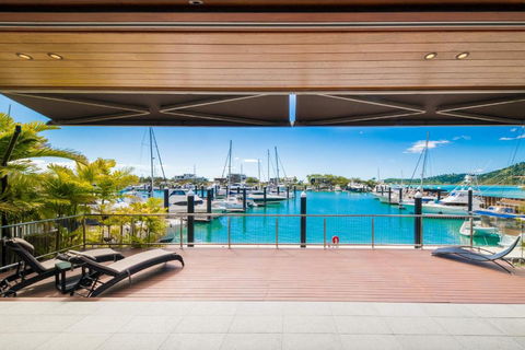 Airlie Beach Marina-Front Luxury At 10 The Cove - Accommodation Georgetown 1