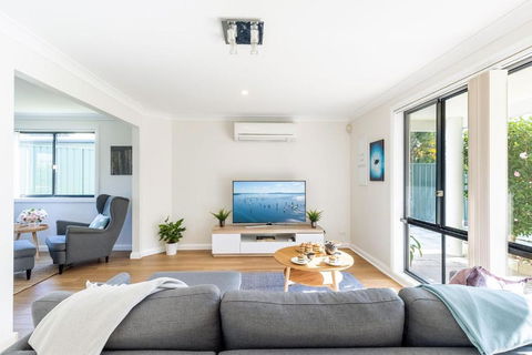 Akoya House 122 Tomaree Rd Pet Friendly Linen Air Conditioning WiFi And Boat Parking - Accommodation Georgetown 2