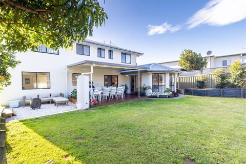Akoya House 122 Tomaree Rd Pet Friendly Linen Air Conditioning WiFi And Boat Parking - Accommodation Georgetown 0